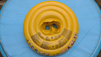 Dětský nafukovací kruh s otvory na nohy. - 2