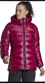 Nová péřová bunda Terrex Techrock Belay Down parka - 2