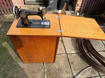 Starý šicí stroj EXPRESS veskřínce - 2