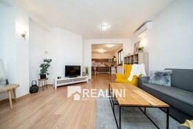 Prodej prostorného třípatrového rodinného domu 300 m2 v Karv - 2