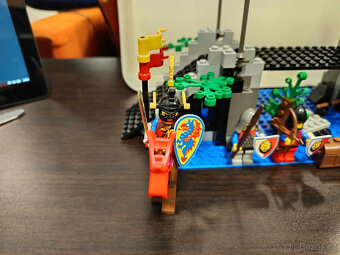 LEGO Castle 6078 Royal Drawbridge - 2