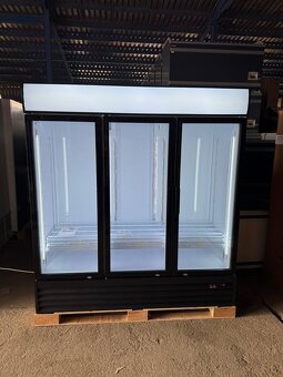 Prosklená chladicí lednice třídveřová - 2