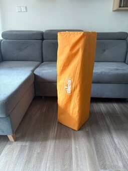 Dětská cestovní ohrádka/postýlka Chicco – skládací, oranžová - 2