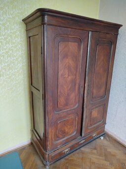 Stará šatní skříň - 2