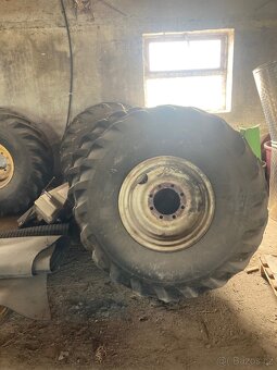 Prodám pneu včetně disku rozměr 610-665 231-26 - 2