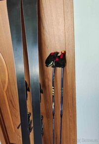 Nové lyže K2 MOTO 167 STILETTO + hůlky LEKI - 2