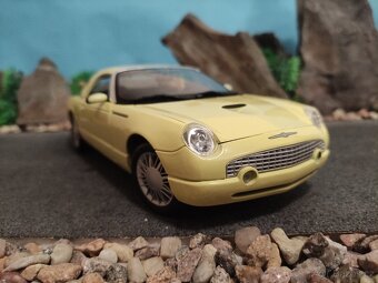 prodám model 1:18 ford thunderbird 2000 - 2