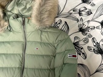 Tommy Jeans dámská péřová bunda s kožešinou Zelená XXS - 2