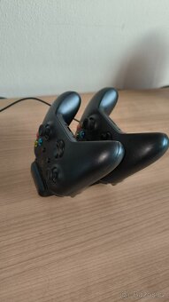 Xbox One X (1TB) +2 ovladače+hry - 2