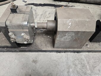 Pneumaticky motor a podstavec - masivní - 2