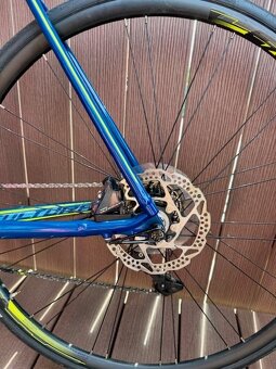 Silnička MERIDA Scultura 500 Disc - karbon vidlice 8,8kg - 2
