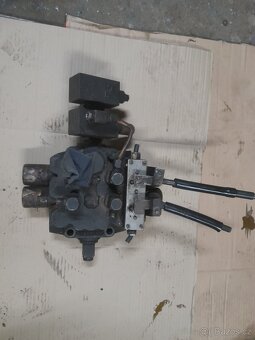 Hydraulický rozvaděč - 2