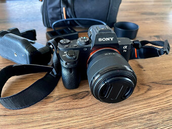 Prodám Sony A7 II + Sony FE 50mm f/1.8 + battery grip atd... - 2