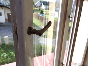 Kliky mosazné ze starých dřevěných oken - 2