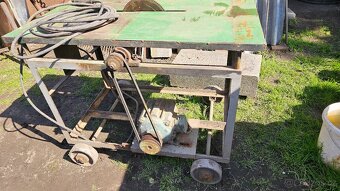 Velká cirkulárka, silný motor. - 2