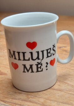 Porcelánový hrníček s nápisem Miluješ mě? - 2