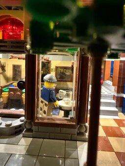 LEGO 10246 Detektivní kancelář - Z VÝSTAVKY + SVĚTLA - 2