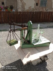 Váha, květinový stolek - 2