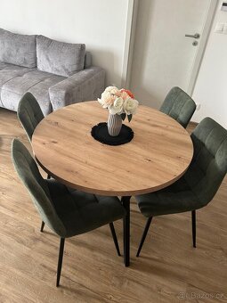 Kulatý jídelní stůl - 2