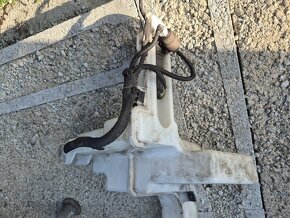 nadrž odstrikovacu vc.motorku VW Passat B6 - 2