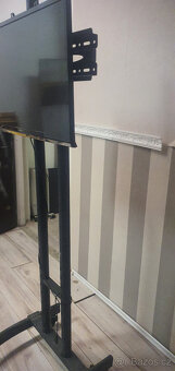 mobilní stojan na televizi na kolečkách prezentace - 2