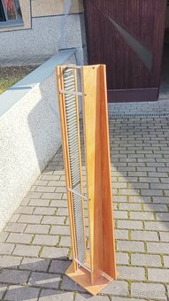 Stojan na DVD nebo CD disky. - 2