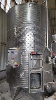 Vinifikátor objemu 11.400 L s vyhrnovaním - 2