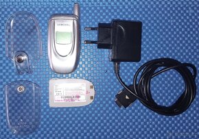 Plně funkční - Mobil - SAMSUNG E100 (sklápěčka) s originální - 2
