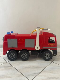Velké požární auto Mercedes Benz. - 2