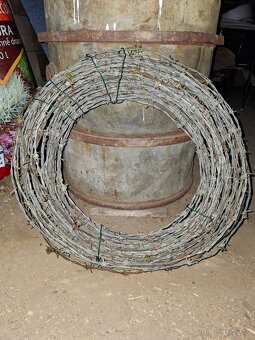 Prodám ostnatý drát okolo 53-55m - 2