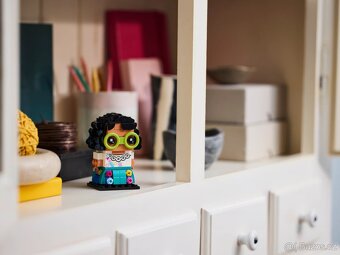 Prodám lego 40753 Mirabel Madrigalová - 2