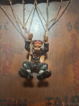 Dřevěný (obraz) klaun na padáku - 2