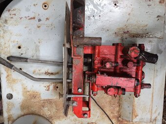 Hydraulický rozvaděč desta - 2