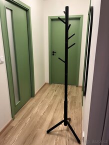 Černý designový stojanový věšák - 2