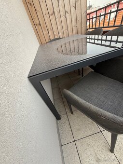 Prodám stůl a židle – černé sklo, vhodné do interiéru i exte - 2