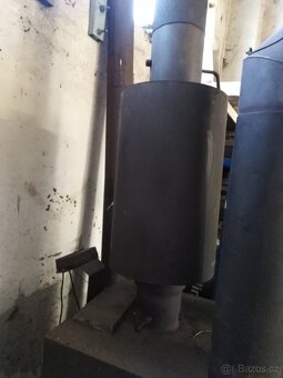 Horkovzdušná kamna na dřevo s ventilátorem. - 2