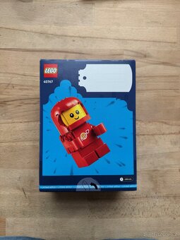 LEGO GWP 40767 Zvětšený malý astronaut - 2