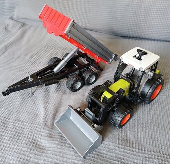 Bruder Traktor CLAAS Nectis 267F s nakladačem a přívěsem - 2