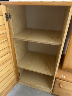 Vysoká dřevěná skříňka – 800 Kč - 2