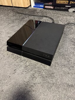 PlayStation 4 + 2x DualShock + 5 her - 2