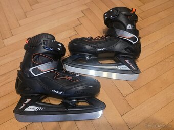 Lední brusle EU35-EU38 přizpůsobitelné, 220-240mm mondo - 2