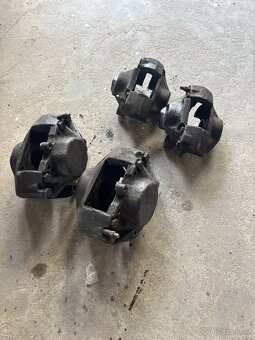 Brzdiče Mercedes w123 - 2