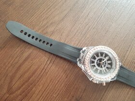 GENEVA dámské hodinky s kamínky a silikon řemínkem - 2