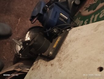 Pneumatiky, vozík, bruska na řetězy, pumpa na postřik - 2
