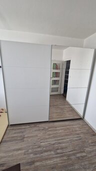 Šatní skříň se zrcadlem - 2