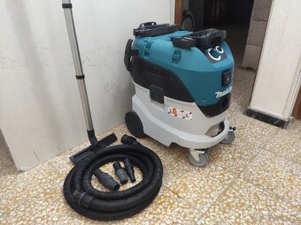 Stavební vysavač Makita s automatickým oklepem ( rok starý ) - 2
