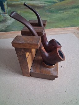 dýmky na dřevěném stojánku.  - 2