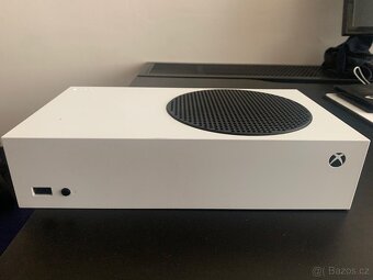 Prodám Xbox Series S 512GB + 2 ovladače + nabíjecí stanice - 2