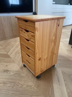 Dřevěná komoda na kolečkách se šesti zásuvkami - 2