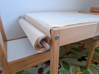 Dětský stůl se židlemi IKEA LÄTT vč. držáku na roli papíru - 2
